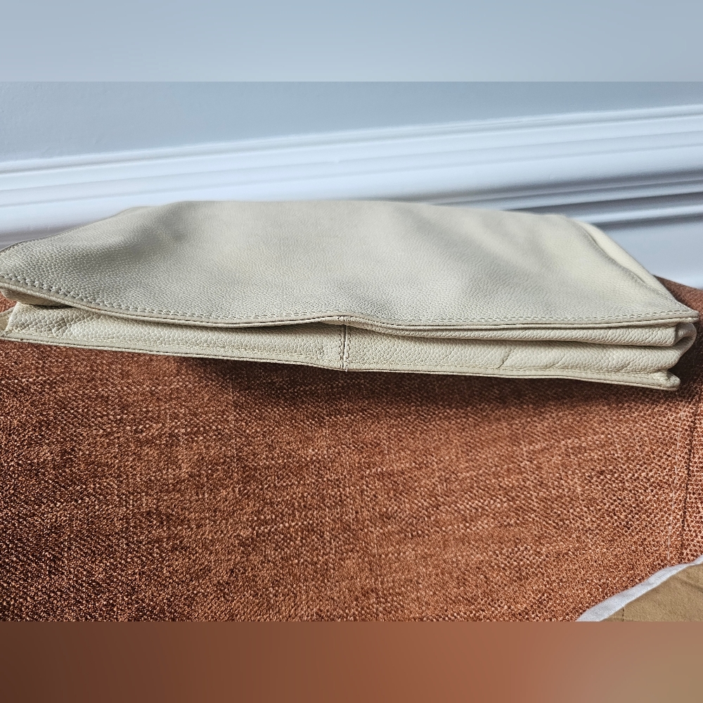 CHANEL Caviar Tote w/wooden handles - Picture 6 of 12
